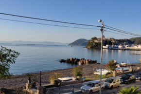 Casa Janca sul lungomare di Marina Lunga